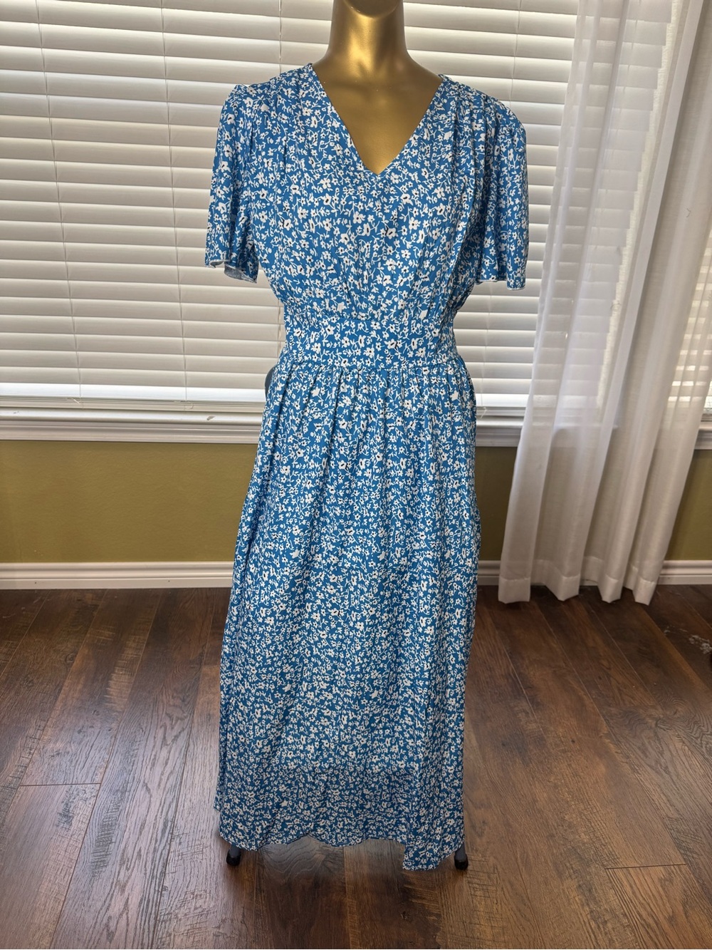 Blue Floral V-Neck Maxi Dress with Smocked Waist and Short Sleeves